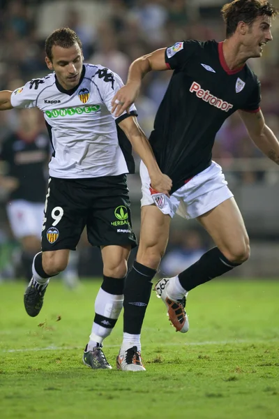 Roberto Soldado (L) y Aitor Ocio (R) en acción — Foto de Stock