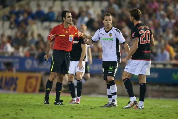 Árbitro Carlos Velasco, Roberto Soldado (C) y Aitor Ocio (R) durante el partido — Foto de Stock