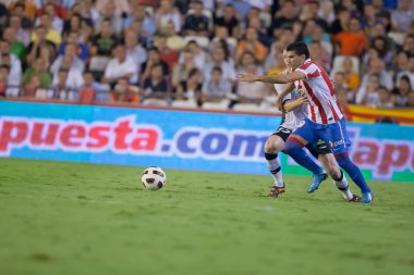 Jose Antonio Reyes (L) ve Jeremy Mathieu (R bir top için mücadele)