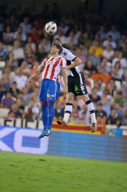 Jose Antonio Reyes (L) ve Jeremy Mathieu (R bir top için mücadele)