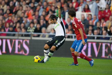 Hiç Maximiliano Banega (L) ve Jorge Lopez (R) eylem