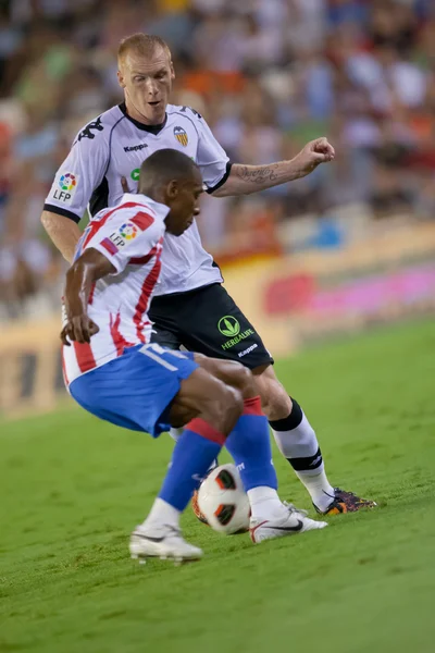 Luis Perea (F) ve Jeremy Mathieu (B) eylem