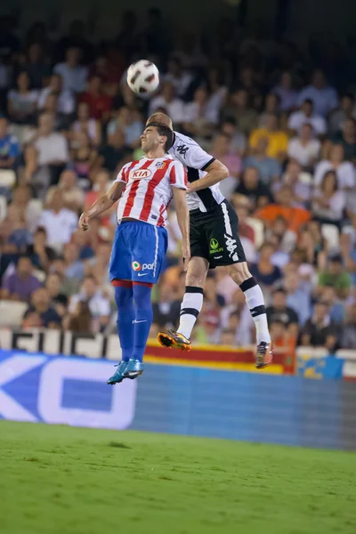 Хосе Антонио Рейес (L) и Джереми Матье (R) сражаются за мяч — стоковое фото