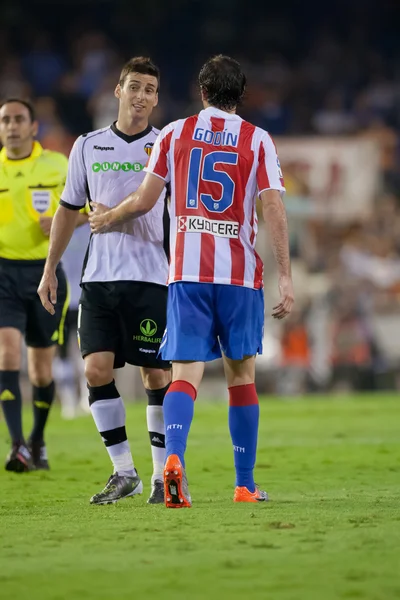 Diego Roberto Godin (R) e Aritz Aduriz (L) durante o jogo — Fotografia de Stock