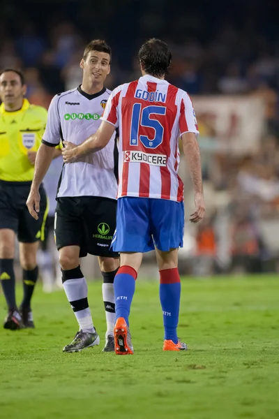 Diego Roberto Godin (R) a Aritz Aduriz (L) během hry — Stock fotografie