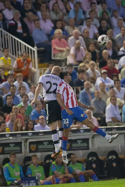 Diego Costa (R) i Jeremy Mathieu (L) w akcji — Zdjęcie stockowe