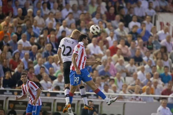 Diego Costa (R) and Jeremy Mathieu (L) in action — Stock Photo, Image