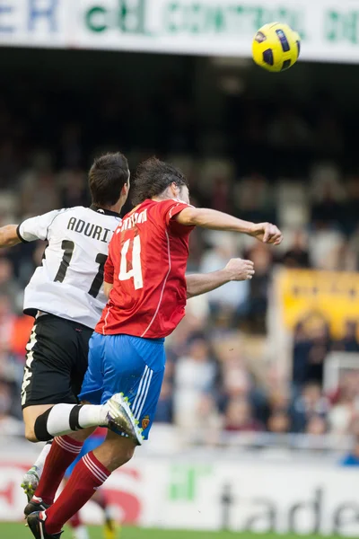 Aritz Aduriz (L) e Matteo Contini (R) in azione — Foto Stock