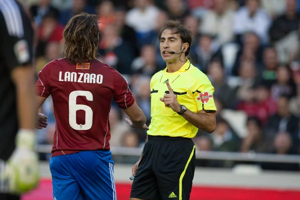 マウリツィオ ・ Lanzaro (L)、試合中にレフェリー Carlos デルガド (R) — ストック写真