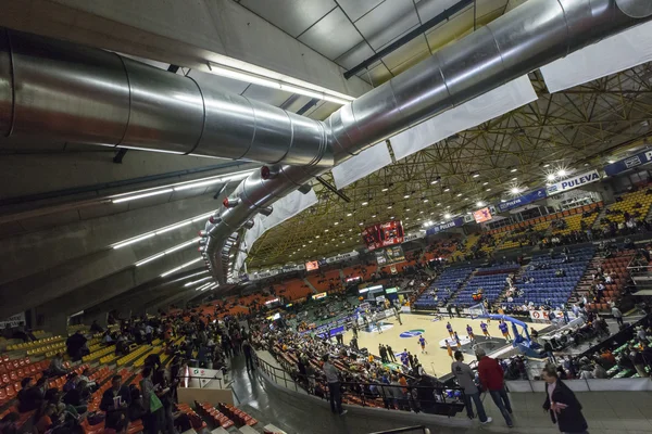 Fãs e equipes durante o jogo de basquete Eurocup — Fotografia de Stock