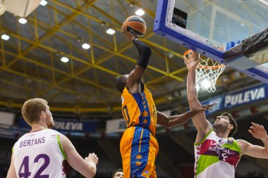 Romain Sato (C) ve Davis Bertans (L) eylem