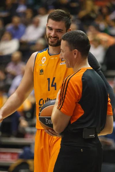 Bojan Dubljevic en scheidsrechter tijdens het spel — Stockfoto