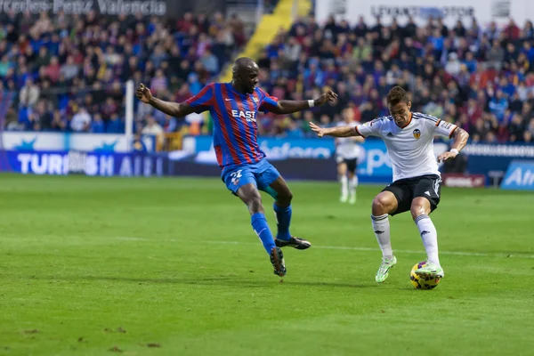 Jose Gaya (R) and Mohamed Lamine Sissoko (L) in action — Stock Photo, Image