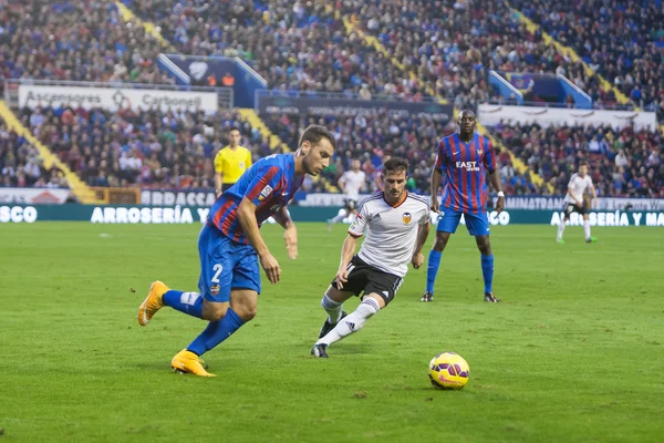 Ivan Lopez Mendoza (L) and Pablo Piatti (C) in action — Stock Photo, Image