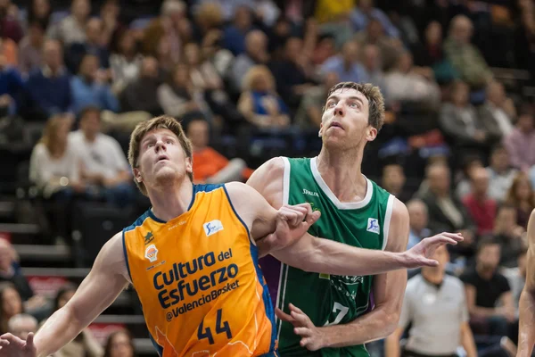 Luke Harangody (L) e Fran Vazquez (R) em ação — Fotografia de Stock