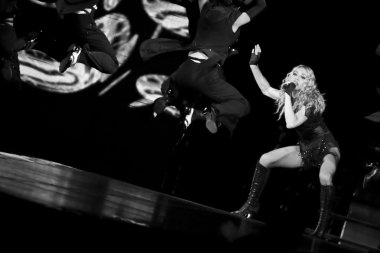 Onun yapışkan ve tatlı turu sırasında Madonna gerçekleştirir