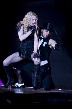 Onun yapışkan ve tatlı turu sırasında Madonna gerçekleştirir