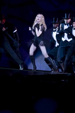 Onun yapışkan ve tatlı turu sırasında Madonna gerçekleştirir