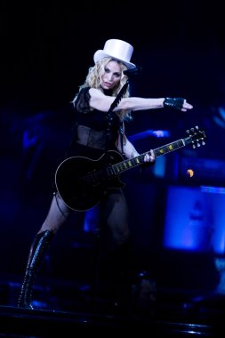 Onun yapışkan ve tatlı turu sırasında Madonna gerçekleştirir