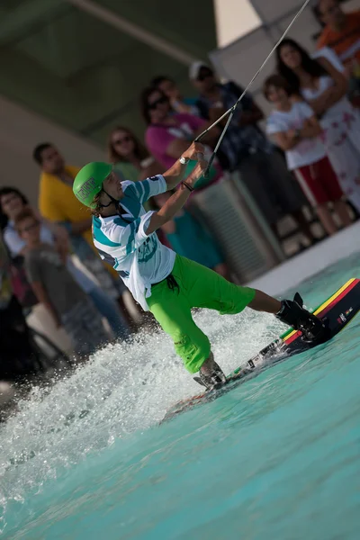 Atleta durante a apresentação no Red Bull Art of Wake — Fotografia de Stock