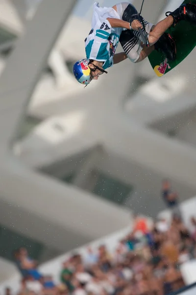 Спортсмен во время выступления в Red Bull Art of Wake — стоковое фото