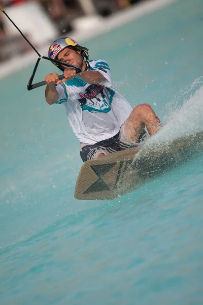 Atleta durante su actuación en Red Bull Art of Wake —  Fotos de Stock