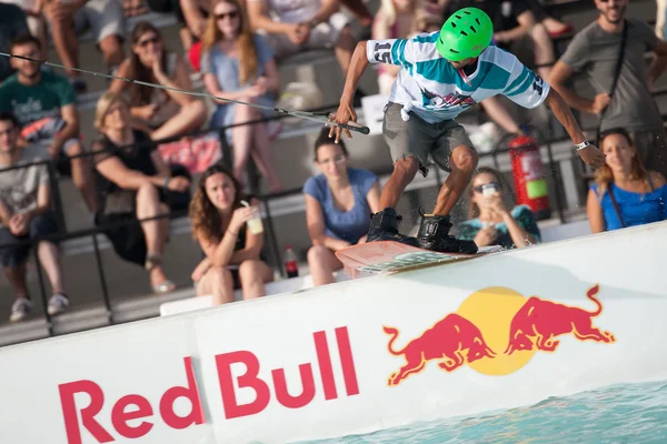 Atleta durante su actuación en Red Bull Art of Wake — Foto de Stock