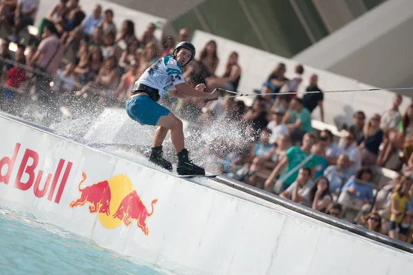Red Bull, sanat uyan performansı sırasında atlet — Stok fotoğraf