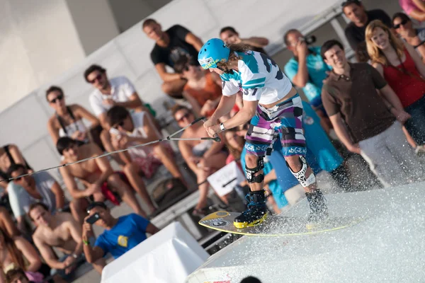 Atleta durante su actuación en Red Bull Art of Wake —  Fotos de Stock