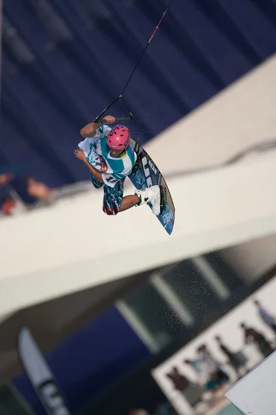 Atleta durante su actuación en Red Bull Art of Wake — Foto de Stock