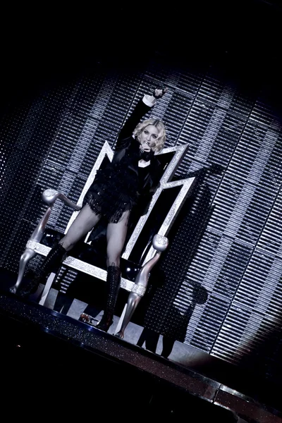 Madonna performs during her Sticky and Sweet Tour — Stock Photo, Image