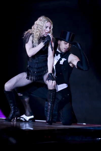 Madonna performs during her Sticky and Sweet Tour — Stock Photo, Image