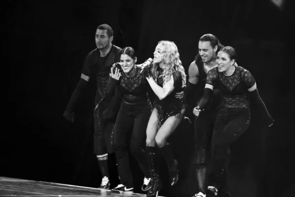 Madonna se apresenta durante sua turnê Sticky and Sweet — Fotografia de Stock