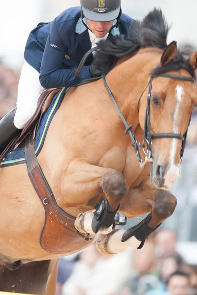 Jezdec na koni během globální Champions Tour Španělska — Stock fotografie