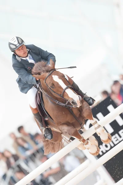 Cavaliere a cavallo durante il Global Champions Tour of Spain — Foto Stock