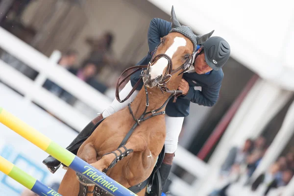 Cavaliere a cavallo durante il Global Champions Tour of Spain — Foto Stock