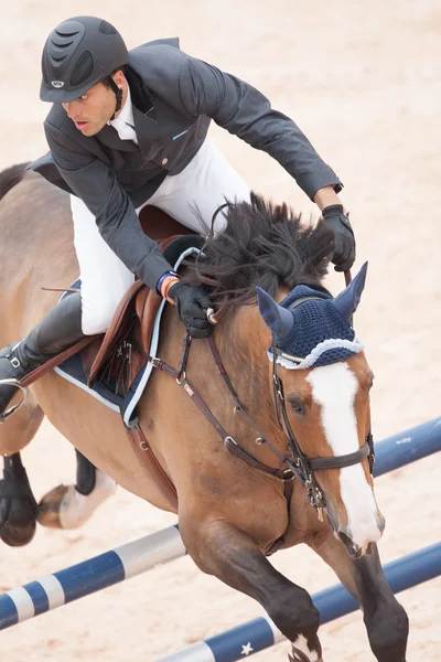 Cavaleiro no cavalo durante o Global Champions Tour da Espanha — Fotografia de Stock