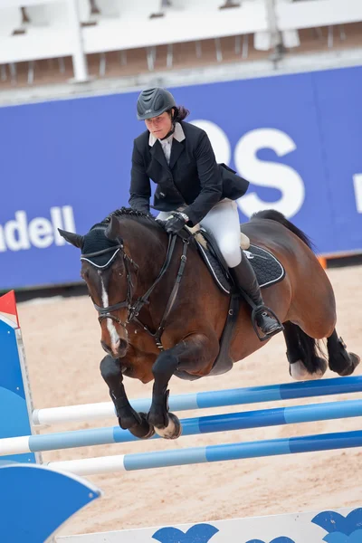 Jezdec na koni během globální Champions Tour Španělska — Stock fotografie