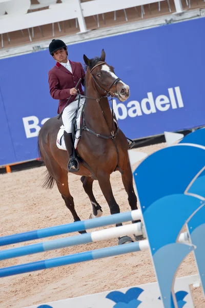 Jezdec na koni během globální Champions Tour Španělska — Stock fotografie