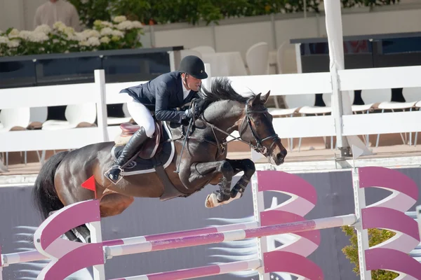 Cavaliere a cavallo durante il Global Champions Tour of Spain — Foto Stock