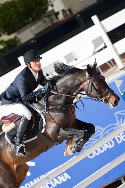 Jezdec na koni během globální Champions Tour Španělska — Stock fotografie