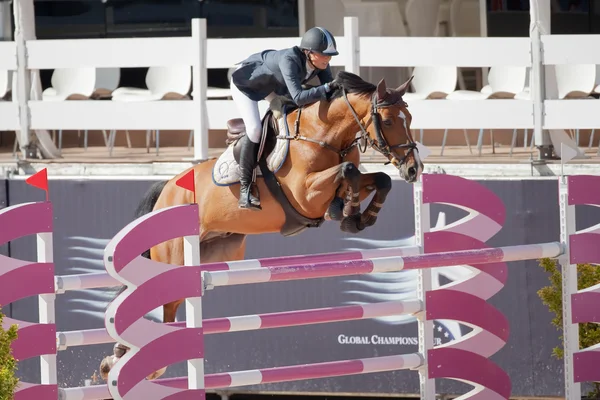 Cavaliere a cavallo durante il Global Champions Tour of Spain — Foto Stock