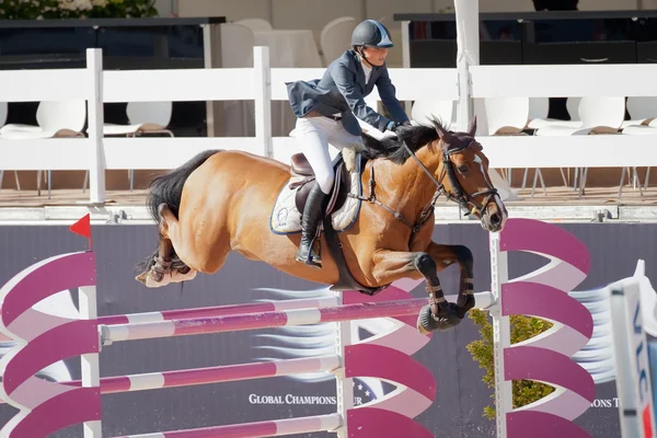 Всадник на коне во время Мирового Тура Чемпионов Испании — стоковое фото