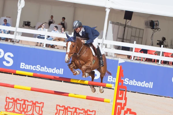 Αναβάτη πάνω στο άλογο κατά τη διάρκεια της Global Champions Tour της Ισπανίας — Φωτογραφία Αρχείου