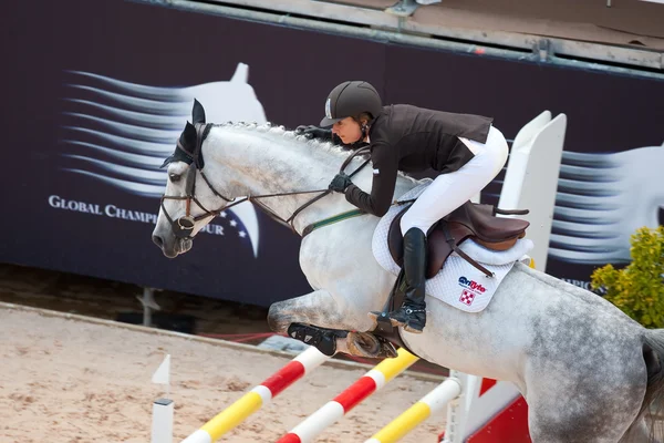 Cavaliere a cavallo durante il Global Champions Tour of Spain — Foto Stock