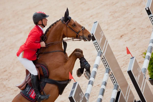 Αναβάτη πάνω στο άλογο κατά τη διάρκεια της Global Champions Tour της Ισπανίας — Φωτογραφία Αρχείου