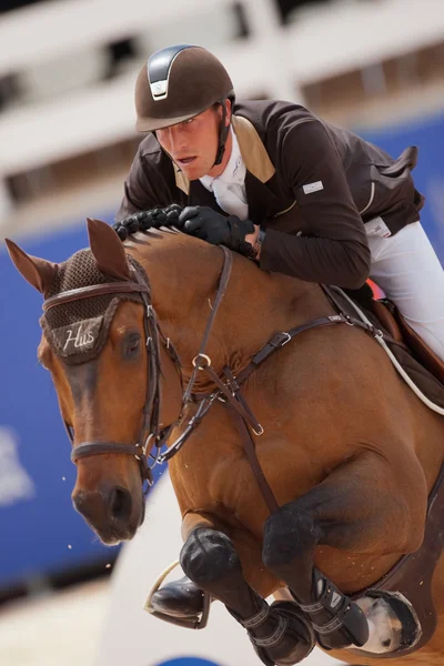 Jezdec na koni během globální Champions Tour Španělska — Stock fotografie