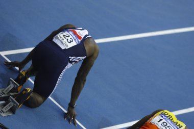 Sporcular yarışıyor 60 m Erkekler yarış alanında