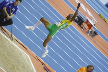 Godfrey Khotso Mokoena Mens uzun atlama finalinde yarışan