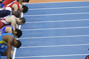 Sporcular yarışıyor 60 m Erkekler yarış alanında